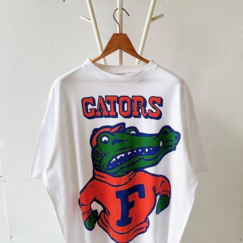 University of Florida Gators 90s Graphic T-Shirt for Medium Men- Fitted Crew Neck Short Sleeve Top, All Seasons, Cute and Machine Washable Menswear Un